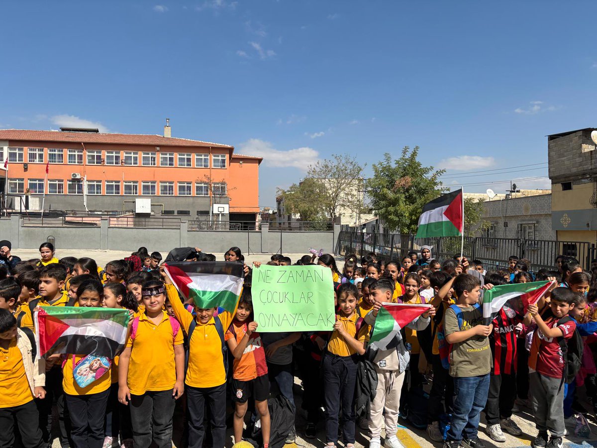 makif_ilkokulu's tweet image. Küçük kalplerle büyük bir mesaj verdik: “Dünya barışla güzelleşir.” ❤️🕊️🇵🇸
#Filistinİçin #Gazze #Barış #freepalesti̇ne 
@erdalkilinc27 
@M_A_Tiryakioglu 
@Gaziantep_MEM 
@SehitkamilMEM 
@Halit__Ates