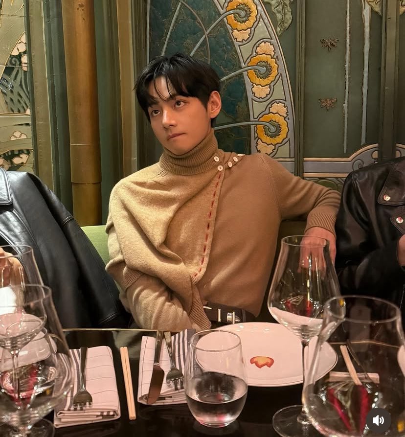 The concept of Taehyung always choosing fire over everything else… last time, he ended up with an eggplant but immediately swapped it for the fire, and this time, he did it again. Guess he was missing his fire so much. 🥹