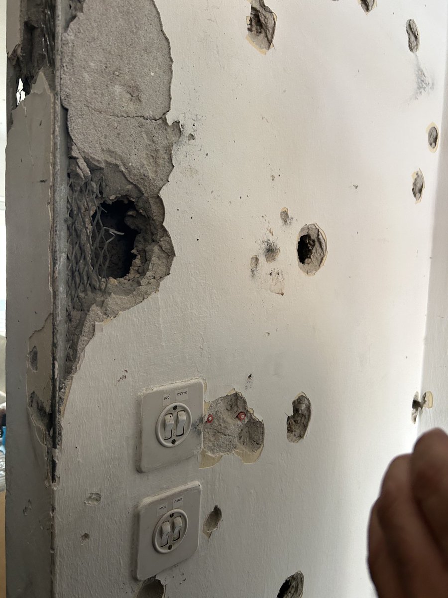 Il y a deux ans,des milliers de civils visés dans leurs maisons , un jour de fête ; et dès centaines d’entre eux kidnappés. Comment oublier cette barbarie et ne pas comprendre les mécanismes et les lâchetés qui ont laissé le Hamas faire cela?
#7Octobre
#October7
#BringThemHomeNow