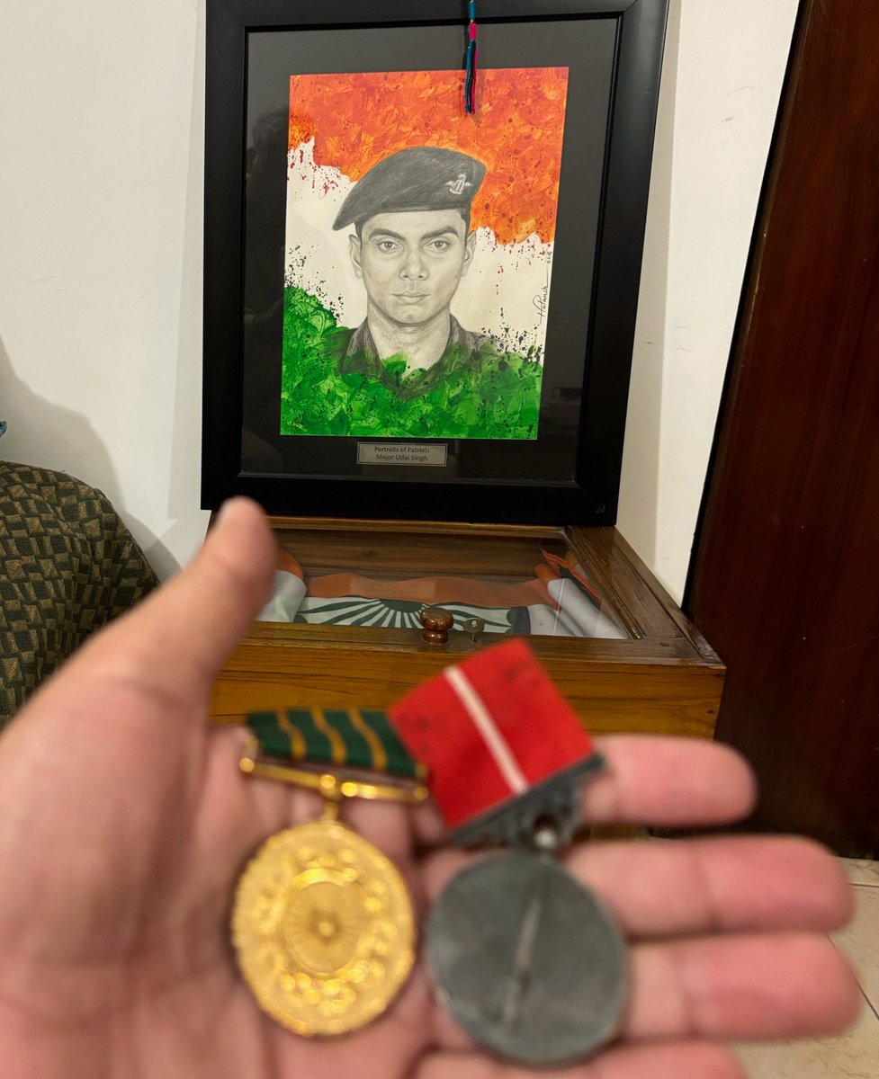 37VManhas's tweet image. When you are at the home of

MAJOR UDAY SINGH
1 PARA SF #IndianArmy 

you will find a #ShauryaChakra, a #SenaMedal, a #Tiranga, and a portrait made by @hutansh.
Homage to Maj Udai on his birth anniversary today who was immortalized in J&amp;amp;K.
#FreedomisnotFree a few pay #CostofWar.