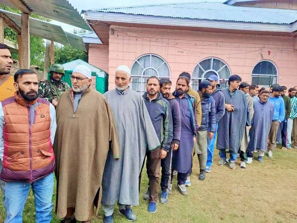 Following <a href="/RahulGandhi/">Rahul Gandhi</a> ji’s call to protect democracy, Tral rose against Vote Chori!
A powerful Signature Campaign was held under AICC’s directions. Every signature, a stand for truth and justice.
#VoteChori