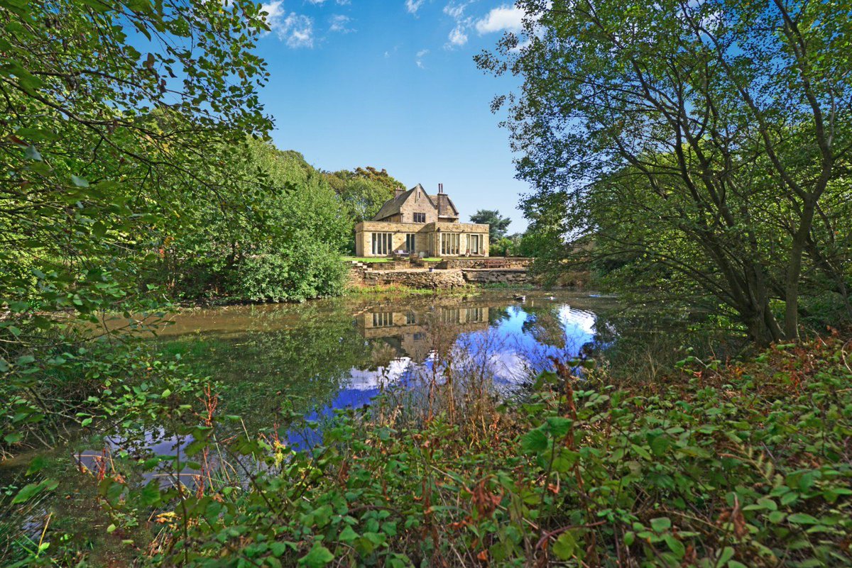 robertwatts_'s tweet photo. Take a look at this incredible home, which is new to the market in Tong Village 🤩 

📍The Lodge, Tong Hall, Tong Lane, Tong Village, West Yorkshire, BD4 
🛌 Three bedrooms | 🛁 Two bathrooms 

Get in touch today to book a viewing: 
📞 01274 689589 
🔗 https://t.co/IIk6hyWRjo https://t.co/aQwsAOooEE
