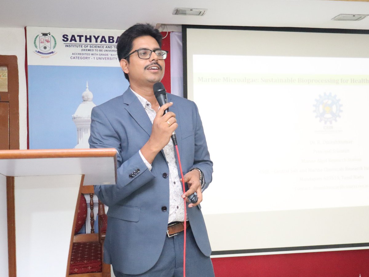 CSIRCSMCRI1's tweet image. Dr. R. Dineshkumar delivered an invited talk on “Marine Microalgae: Sustainable Bioprocessing for Healthcare, Energy & Environment” at the DBT-sponsored National Conference, Sathyabama IST, Chennai (25 Sept 2025). 🌿⚗️ #Biotech #Microalgae #Sustainability @CSIR_IND