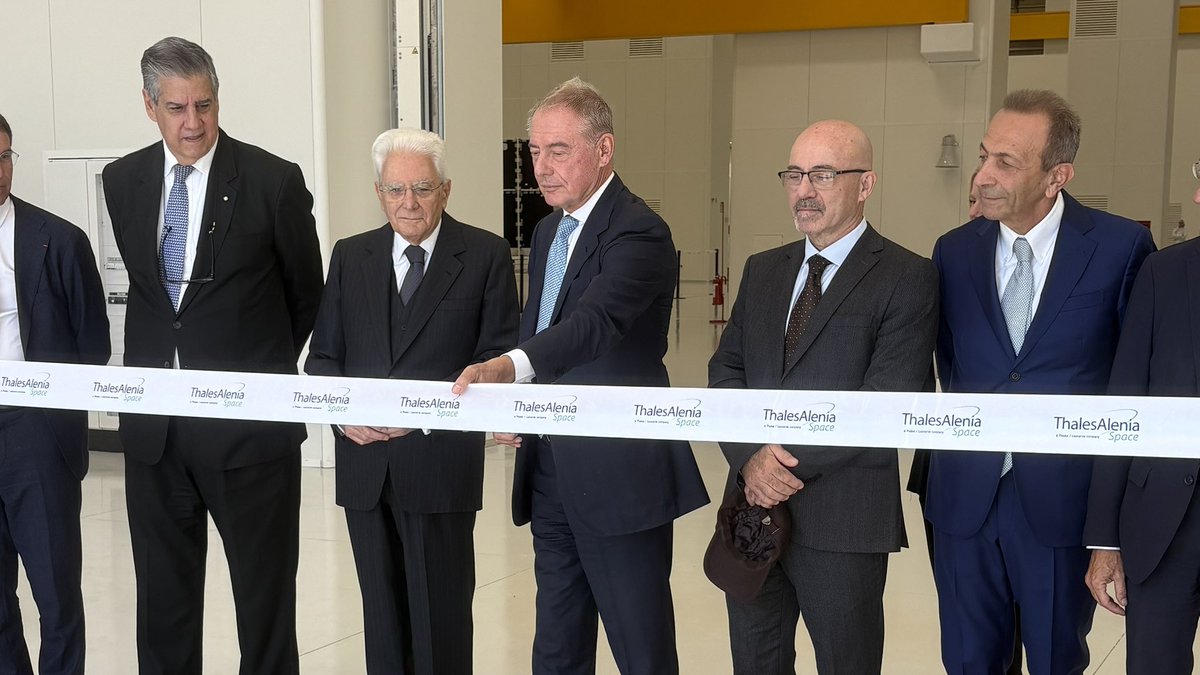 adolfo_urso's tweet photo. 🇮🇹 Oggi l’Italia vola ancora più in alto. Con l’inaugurazione di questa nuova #SpaceSmartFactory 🚀 compiamo un altro passo strategico per rafforzare la filiera spaziale nazionale e consolidare la leadership italiana, potenziando la capacità di progettare e integrare #satelliti di nuova generazione. Non solo, questo progetto rappresenta anche un esempio concreto di collaborazione efficace tra pubblico e privato e di uso virtuoso dei fondi #PNRR. L’Italia sa investire con visione strategica nei settori chiave, generando sviluppo e occupazione qualificata: siamo in prima linea per rafforzare la nostra sovranità tecnologica e proiettare il nostro sistema industriale nel futuro.
#ThalesAleniaSpace #Spazio @ASI_spazio @Leonardo_live @Thales_Alenia_S @Quirinale @pontecorvoste @Valente_Teodoro