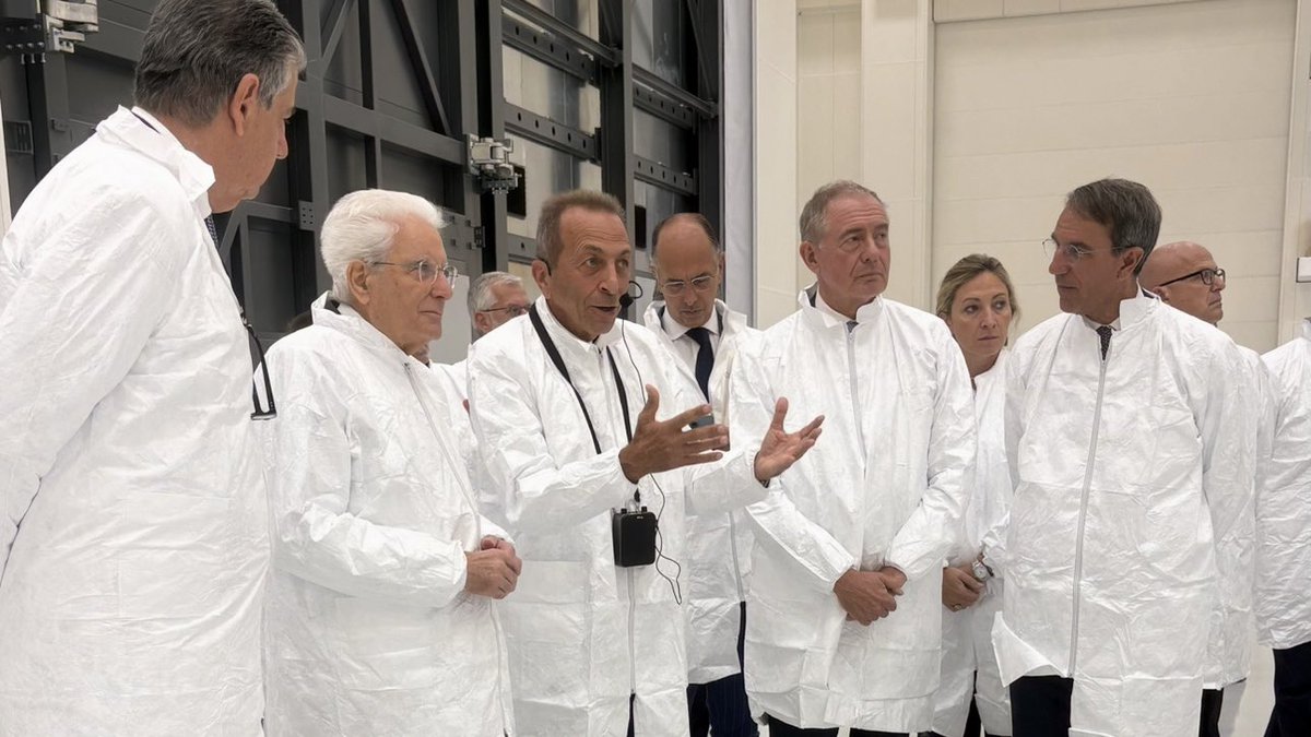 adolfo_urso's tweet photo. 🇮🇹 Oggi l’Italia vola ancora più in alto. Con l’inaugurazione di questa nuova #SpaceSmartFactory 🚀 compiamo un altro passo strategico per rafforzare la filiera spaziale nazionale e consolidare la leadership italiana, potenziando la capacità di progettare e integrare #satelliti di nuova generazione. Non solo, questo progetto rappresenta anche un esempio concreto di collaborazione efficace tra pubblico e privato e di uso virtuoso dei fondi #PNRR. L’Italia sa investire con visione strategica nei settori chiave, generando sviluppo e occupazione qualificata: siamo in prima linea per rafforzare la nostra sovranità tecnologica e proiettare il nostro sistema industriale nel futuro.
#ThalesAleniaSpace #Spazio @ASI_spazio @Leonardo_live @Thales_Alenia_S @Quirinale @pontecorvoste @Valente_Teodoro