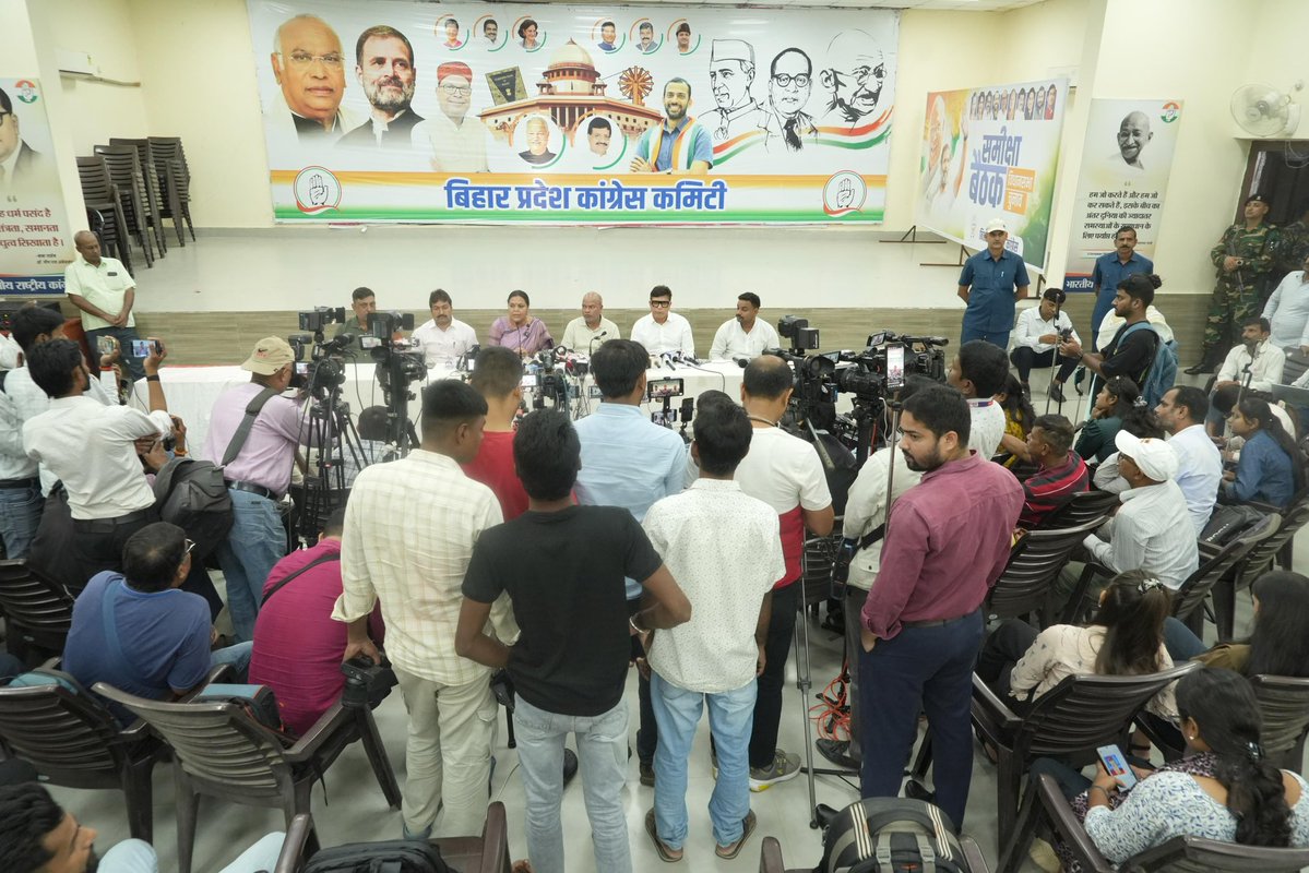 बिहार आगमन पर आज पटना स्थित कांग्रेस मुख्यालय, सदाकत आश्रम में प्रेस को संबोधित किया गया।

पिछले 10 वर्षों में बिहार की डबल इंजन सरकार ने राज्य को विकास के रास्ते पर आगे ले जाने के बजाय पीछे धकेलने का काम किया है। महिलाओं के प्रति अपराधों में बेतहाशा वृद्धि हुई है, युवाओं को