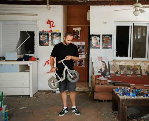 "C'est ici que nous avons été ensemble pour la dernière fois. La fin de la famille Bibas"
J'ai embrassé Shiri, Kfir et Ariel, je leur ai dit que les aime plus que tout au monde. Je me suis dit qu'on allait m'executer"

Yarden Bibas, dans les ruines de sa maison. 
#7Octobre 🕯️