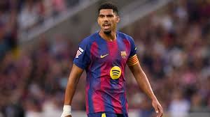 ElDeorion's tweet photo. #Futbol - #Negocios: 

#Oficial.  Ronald Araujo esta en la  rampa de salida finalmente ya. Mientras juega el equipo juega con 10 y ni sus compañeros lo ven como en otros  años ni con el ni el que exige un club como el @FCBarcelona_es. https://t.co/Tnjjvh6Cbk