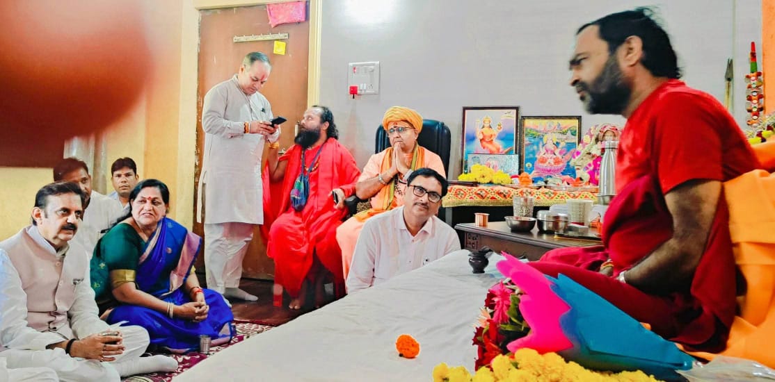 छिंदवाड़ा की जगह ,उत्तम स्वामी के आश्रम (सलकनपुर -सीहोर) पहुँचे स्वास्थ्य मंत्री। 
छिंदवाड़ा जिले के बच्चे जहरीले सिरप पीकर काल के गाल में समा गये, और मध्यप्रदेश सरकार के संवेदन हीन स्वास्थ्य मंत्री अभी तक छिंदवाड़ा नही पहुँचे। जबकि सीएम पूरे मामले को लेकर गंभीर हैं! #CoughSyrup
