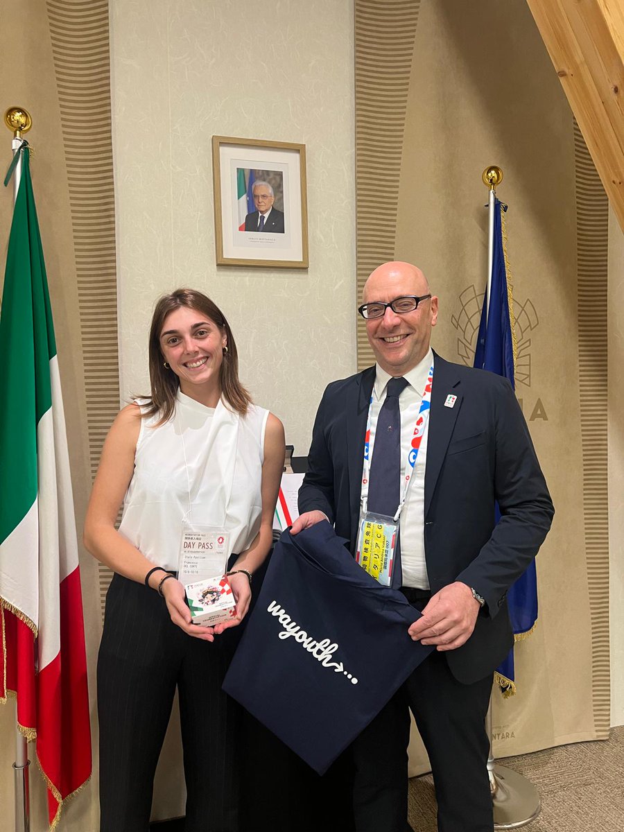 ItalyExpo2025's tweet photo. 𝐂𝐞𝐫𝐢𝐦𝐨𝐧𝐢𝐚 𝐝𝐢 𝐜𝐡𝐢𝐮𝐬𝐮𝐫𝐚 𝐖𝐀𝐘𝐨𝐮𝐭𝐡𝐚𝐜𝐤 𝐱 𝐄𝐱𝐩𝐨 𝐎𝐬𝐚𝐤𝐚 𝟐𝟎𝟐𝟓 𝐚𝐥 #𝐏𝐚𝐝𝐢𝐠𝐥𝐢𝐨𝐧𝐞𝐈𝐭𝐚𝐥𝐢𝐚 🇮🇹

Dieci scuole italiane collegate in diretta dall’Italia hanno presentato i propri progetti sul palcoscenico internazionale della #Expo2025 #Osaka decretando il team vincitore della maratona didattica promossa da @WAYouth_wy, in collaborazione con il Commissariato Generale per l’Italia a Expo 2025 Osaka.

Inserita nella Theme Week di Expo “SDGs + Beyond: Future Society for Life”, l’iniziativa ha portato a Osaka progetti che raccontano l’Italia attraverso narrazione territoriale e innovazione didattica, dando voce alle nuove generazioni nel contesto internazionale di Osaka.

Guarda i lavori 👉 https://t.co/2caQLLQekX

#万博2025 #Expo2025 #大阪 #Osaka 
#イタリア館 #PadiglioneItalia #ItalyPavilion