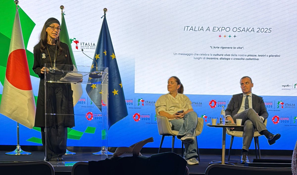 ItalyExpo2025's tweet photo. 𝐂𝐞𝐫𝐢𝐦𝐨𝐧𝐢𝐚 𝐝𝐢 𝐜𝐡𝐢𝐮𝐬𝐮𝐫𝐚 𝐖𝐀𝐘𝐨𝐮𝐭𝐡𝐚𝐜𝐤 𝐱 𝐄𝐱𝐩𝐨 𝐎𝐬𝐚𝐤𝐚 𝟐𝟎𝟐𝟓 𝐚𝐥 #𝐏𝐚𝐝𝐢𝐠𝐥𝐢𝐨𝐧𝐞𝐈𝐭𝐚𝐥𝐢𝐚 🇮🇹

Dieci scuole italiane collegate in diretta dall’Italia hanno presentato i propri progetti sul palcoscenico internazionale della #Expo2025 #Osaka decretando il team vincitore della maratona didattica promossa da @WAYouth_wy, in collaborazione con il Commissariato Generale per l’Italia a Expo 2025 Osaka.

Inserita nella Theme Week di Expo “SDGs + Beyond: Future Society for Life”, l’iniziativa ha portato a Osaka progetti che raccontano l’Italia attraverso narrazione territoriale e innovazione didattica, dando voce alle nuove generazioni nel contesto internazionale di Osaka.

Guarda i lavori 👉 https://t.co/2caQLLQekX

#万博2025 #Expo2025 #大阪 #Osaka 
#イタリア館 #PadiglioneItalia #ItalyPavilion