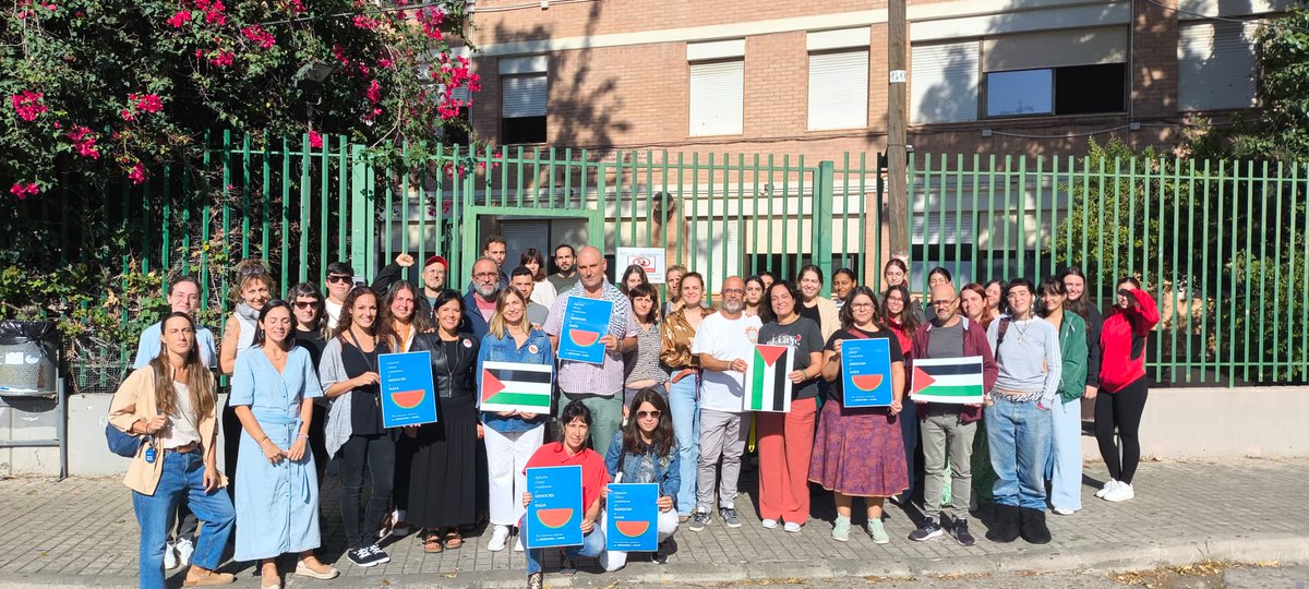Aquest matí, a l'hora de l'esplai, professorat i alumnat del nostre centre s'ha tornat a concentrar per condemnar el genocidi que Isra3l està duent a terme contra el poble palestí 🇵🇸🍉
