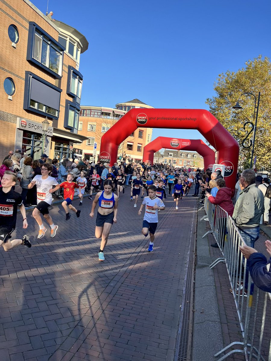 krollenloop's tweet image. De lekkerste loop van Brabant is uitverkocht! Er verschijnen zondag 2 november 2.200 deelnemers aan de start van de Krollenloop. Er zijn géén startnummers meer verkrijgbaar. 

#hollenvurgoeikrollen #lekkersteloopvanbrabant