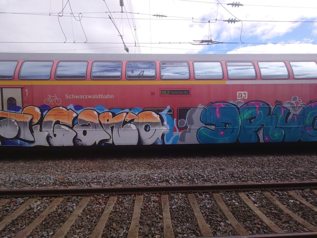 in_sensu's tweet photo. "Die Schwarzwaldbahn, eine der schönsten Bahnstrecken Deutschlands..." Wird durch die DB befahren, mit 40 Jahre alten, ständig defekten und versifften Waggons. Keine Steckdosen an Bord etc. Und von der schönen Aussicht hat man dank Graffiti nichts. @RegierungBW https://t.co/gKCYIut1Bd