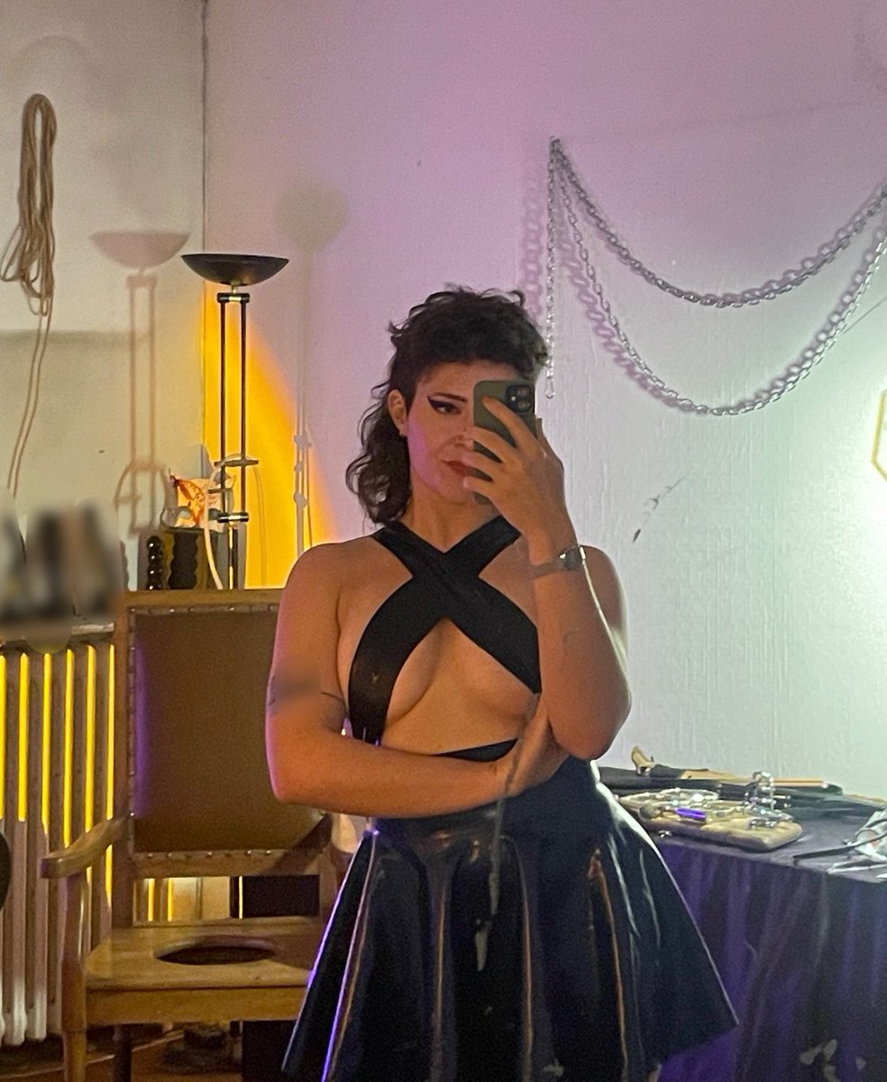 Miss Lupa Mannara 🐺 London April 23rd-May 7th (@mslupamannara) on Twitter photo This new latex top fits me like a glove This new latex top fits me like a glove