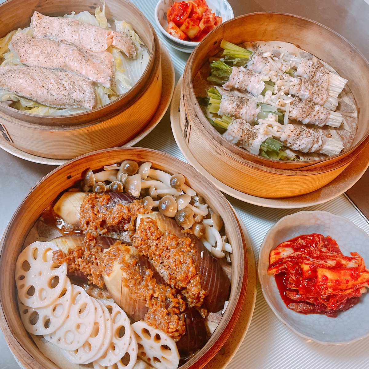 miryongjp's tweet photo. 茄子にかけたのは酢＋醤油麹

エノキと小松菜の豚バラ巻きと

鮭も蒸しました

#おうちごはん
#晩ごはん
#蒸篭メニュー https://t.co/IVENNmB1UZ