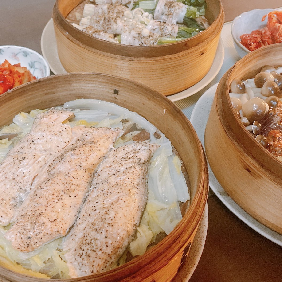miryongjp's tweet photo. 茄子にかけたのは酢＋醤油麹

エノキと小松菜の豚バラ巻きと

鮭も蒸しました

#おうちごはん
#晩ごはん
#蒸篭メニュー https://t.co/IVENNmB1UZ