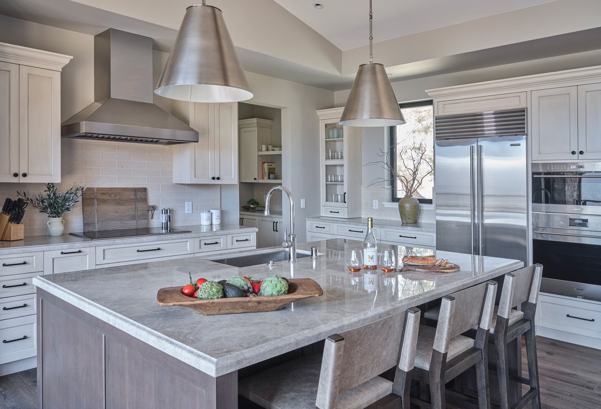 KeyIntDesigner's tweet image. Neutral never looked so good.
This kitchen, designed by the East Bay's Douglah Designs, features a soothing palette, luxe stone, and sculptural lighting—where beauty and utility quietly coexist.
bit.ly/3IDgj1G