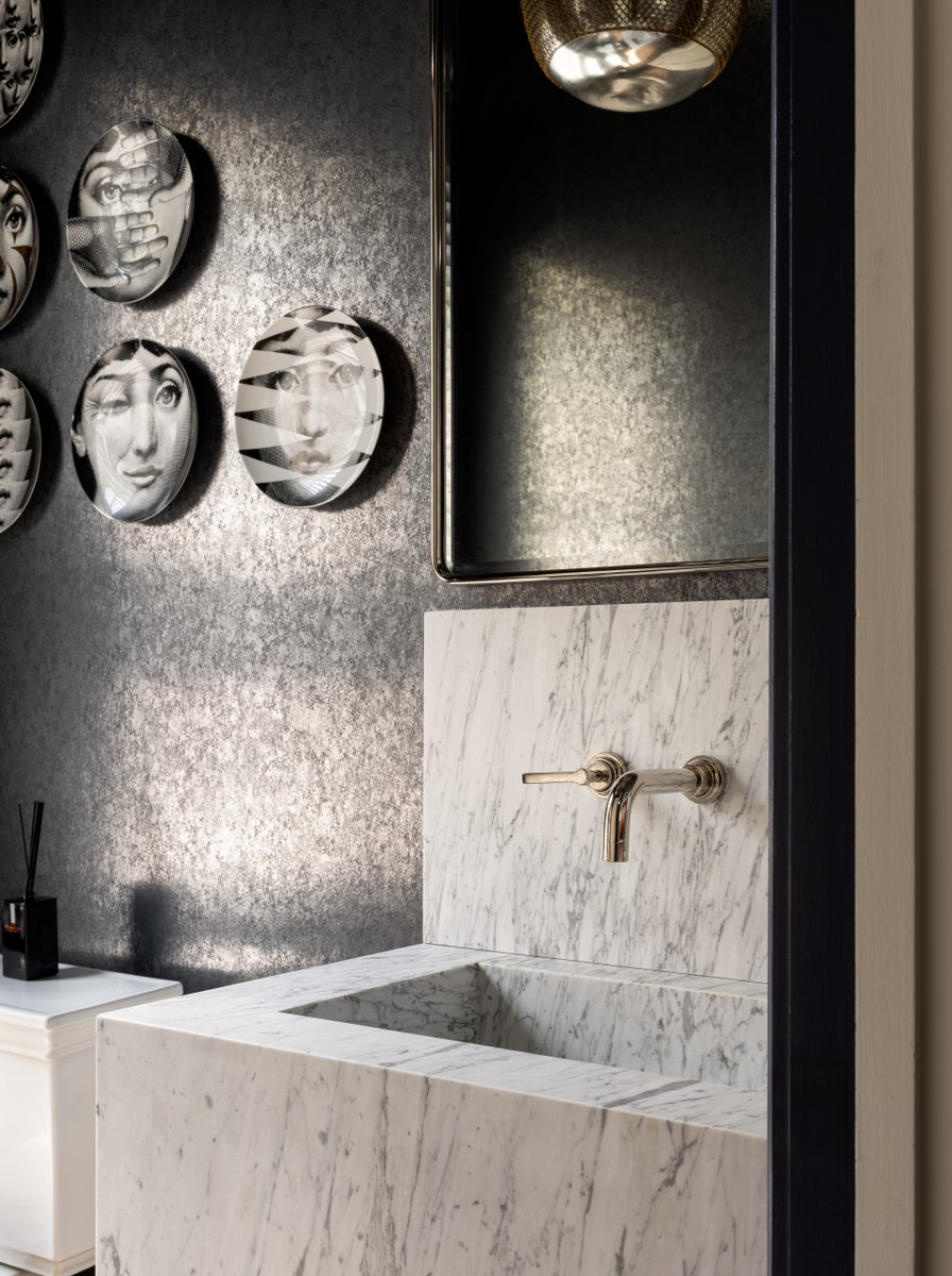 KeyIntDesigner's tweet image. A sculptural marble sink, gleaming metallic wallpaper, and a curated wall of Fornasetti muses.
Long Island interior designer Annette Jaffe turned this powder room into a striking moment of architectural storytelling.
bit.ly/475iI2e