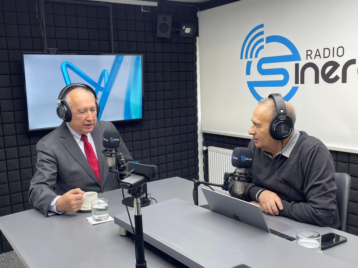 muni_osorno's tweet photo. El alcalde Jaime Bertin asistió al programa “Punto de Encuentro” de Radio Sinergia de Osorno, 104.5 del dial, conducido por Orlando Arévalo, en la oportunidad conversó en torno a temas importantes como infraestructura, salud, educación y seguridad, entre otros. https://t.co/x16k7PMxzL
