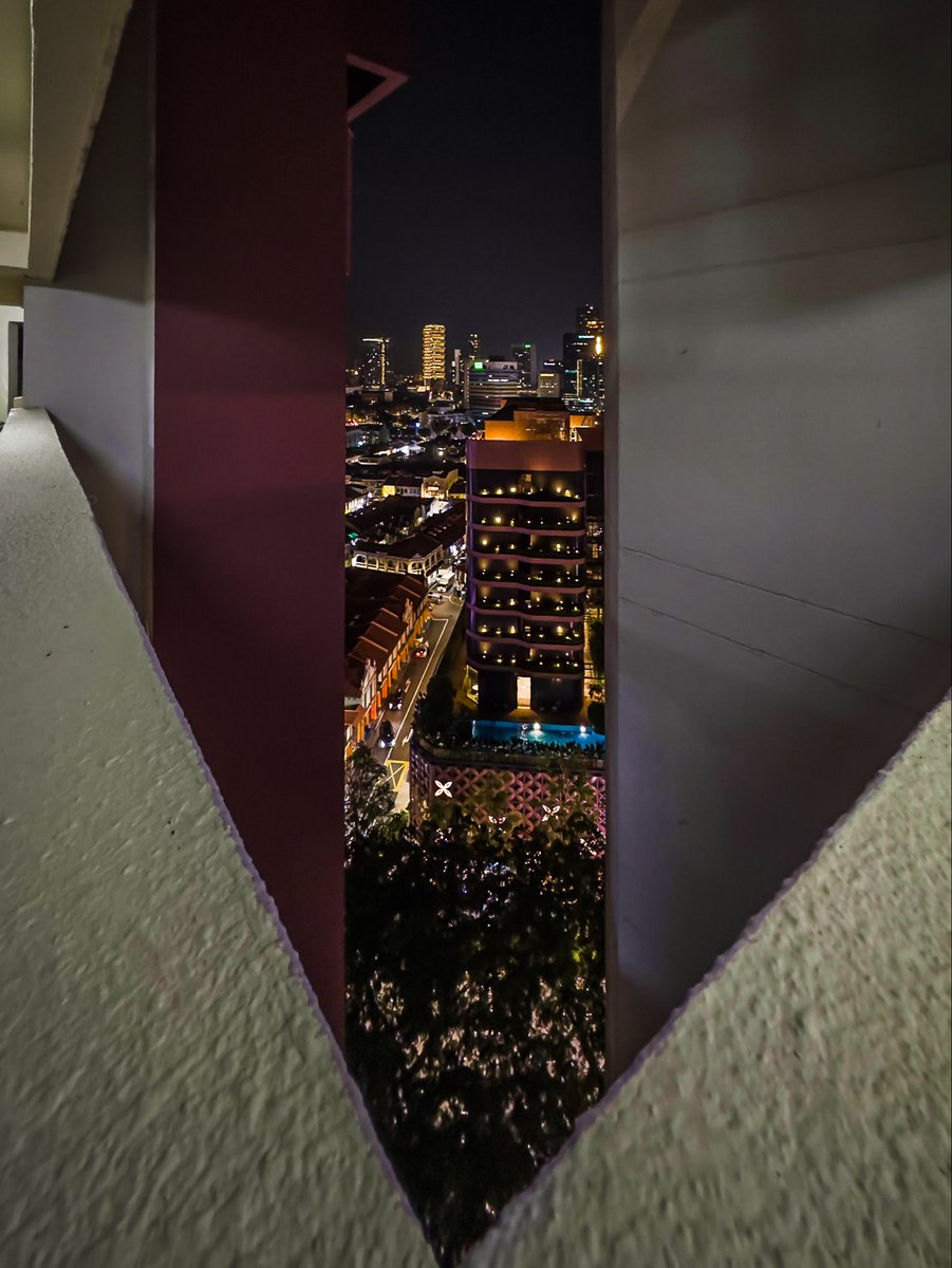 javanng's tweet photo. Framed by concrete. Caught a slice of the city through this quiet HDB corridor.
#HDBeautiful #tv_pointofview #framed_legit #singapore #thisissingapore https://t.co/UM6DuU3IZX