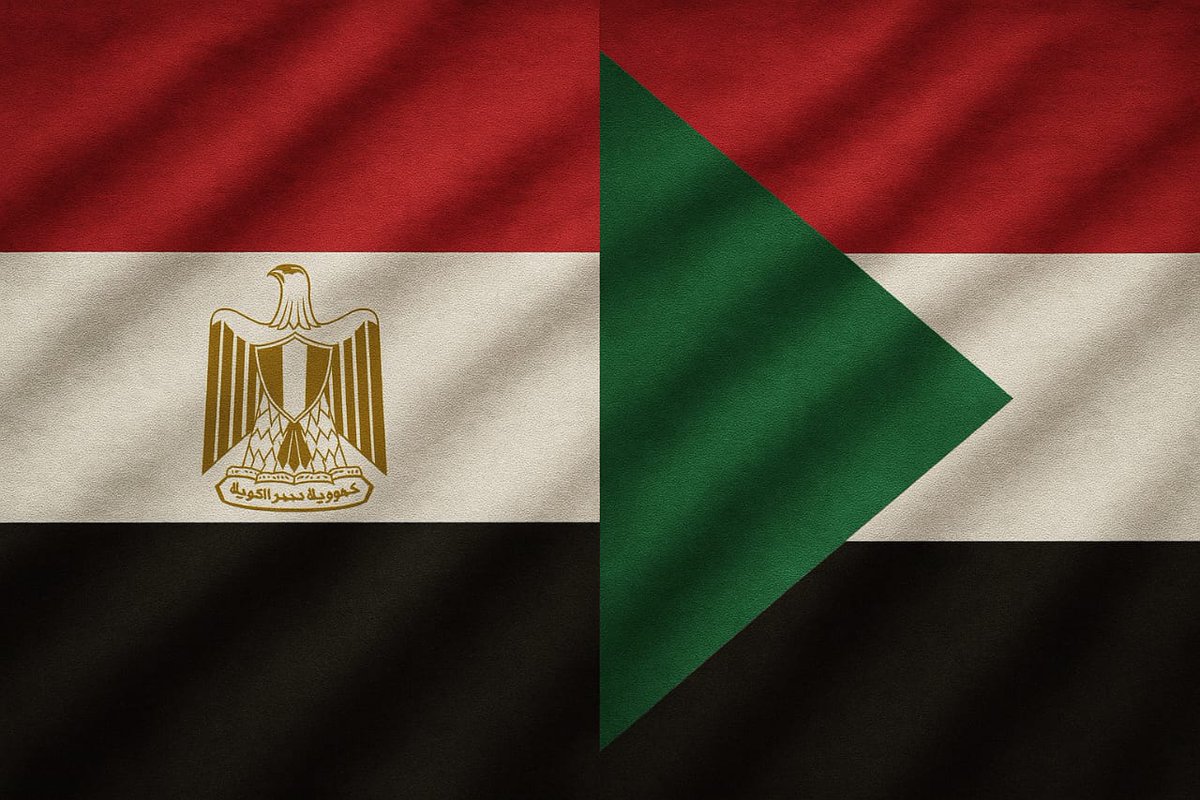 sudan_newsAgenc's tweet photo. تخوف #مصر من الحكم المدني في #السودان ودعمها للجيش بسبب نزاع حلايب وشلاتين

يُعد النزاع بين مصر والسودان حول مثلث حلايب وشلاتين، الذي يمتد على مساحة نحو 20,500 كيلومتر مربع على ساحل البحر الأحمر، واحداً من أبرز الخلافات الحدودية المزمنة بين البلدين، حيث يدعي كل طرف السيادة عليه بناءً على اتفاقيات تاريخية متعارضة تعود إلى عامي 1899 و1902.

في سياق الحرب  السودانية المستمرة منذ أبريل 2023 بين الجيش السوداني بقيادة عبد الفتاح البرهان وقوات الدعم السريع (RSF)، أظهرت مصر دعماً واضحاً للجيش، مدفوعاً بمخاوف أمنية واقتصادية تتعلق بالحدود، بالإضافة إلى قلقها من انتقال السلطة إلى حكم مدني قد يعيد إحي��ء مطالب السودان بهذه المنطقة.

دعم مصر للجيش السوداني في الحرب الأهلية منذ اندلاع النزاع بين الجيش وقوات الدعم السريع

 أعربت مصر عن دعمها للجيش بقيادة البرهان، الذي يُعتبر حليفاً تاريخياً للقاهرة، من خلال تنسيق أمني مشترك لمكافحة التهريب والإرهاب عبر الحدود.

في المقابل، يخشى السياسيون السودانيون تدخل مصر لدعم الجيش ضد الانتقال الديمقراطي، مستذكرين كيف عاقت مصر انتقالها إلى الحكم المدني بعد ثورتها، مما يثير مخاوف من "سيناريو مصري" في السودان.

وقد أدى ذلك إلى إلغاء زيارات متبادلة، مثل زيارة السيسي للخرطوم عام 2019، خوفاً من ��ثارة الرأي العام السوداني.

الخوف من الحكم المدني: 

ارتباط بالحدود والأمن يخشى مصر من حكم مدني في السودان لأنه قد يعيد فتح ملف حلايب وشلاتين، حيث كانت حكومات مدنية سابقة مثل حكومة عبد الله حمدوك (2021) تطالب بتفاهم أو تحكيم دولي، مما يهدد السيطرة المصرية الفعلية.

الجيش السوداني، الذي يدعمه البرهان، أقل تركيزاً على هذا الملف مقارنة بالمدنيين، الذين قد يستخدمونه لكسب شعبية داخلية، كما حدث في تصريحات البرهان نفسه عام 2020 لتعزيز موقفه الداخلي.

#انقذوا_السودان
