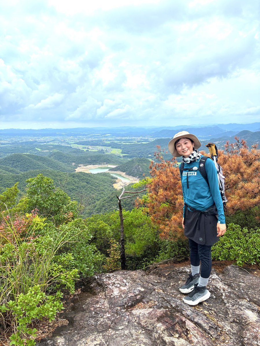 sokoyama_bsa's tweet image. 明日10月8日 (水) よる10時30分放送！

本上まなみさんが兵庫県加東市の三草山へ⛰️
兵庫県最大の美しいため池や、播磨の山々を望める展望スポットが満載！
山頂からは、大阪湾や淡路島を望む大パノラマが✨

ぜひご覧ください👀

#そこ山
#本上まなみ
#BS朝日
#マムート
#登山
#三草山