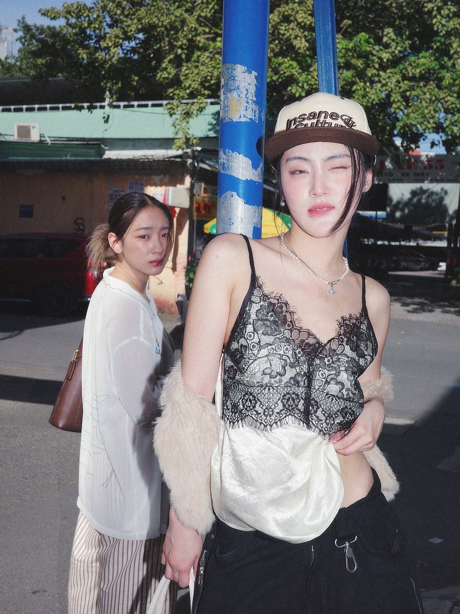 เหมือนชั้นตอนเพื่อนในกลุ่มแต่งตังเว่อๆ แต่นัดตีมธรรมดา5555555555555555555