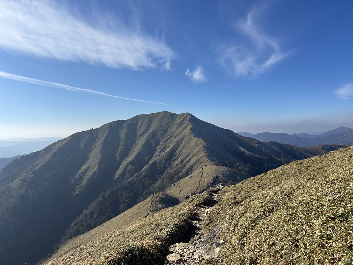 過ぎて行く時を
道端から眺めてる　
調和のない世界
見つめる不安
この胸にある優しさを
無くさないように
駆け抜けていく
荒削りな心
すれ違いと無邪気な
悪口が
悪びれる事なく
輝く言葉は
怖いものなんて
何もない
退屈な日々は
過ぎてゆくけれどね