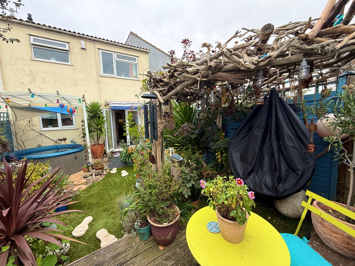 Back from our little camping trip and the garden needed a tidy, no sun but it’s not to cold yet for a little naked gardening 😉