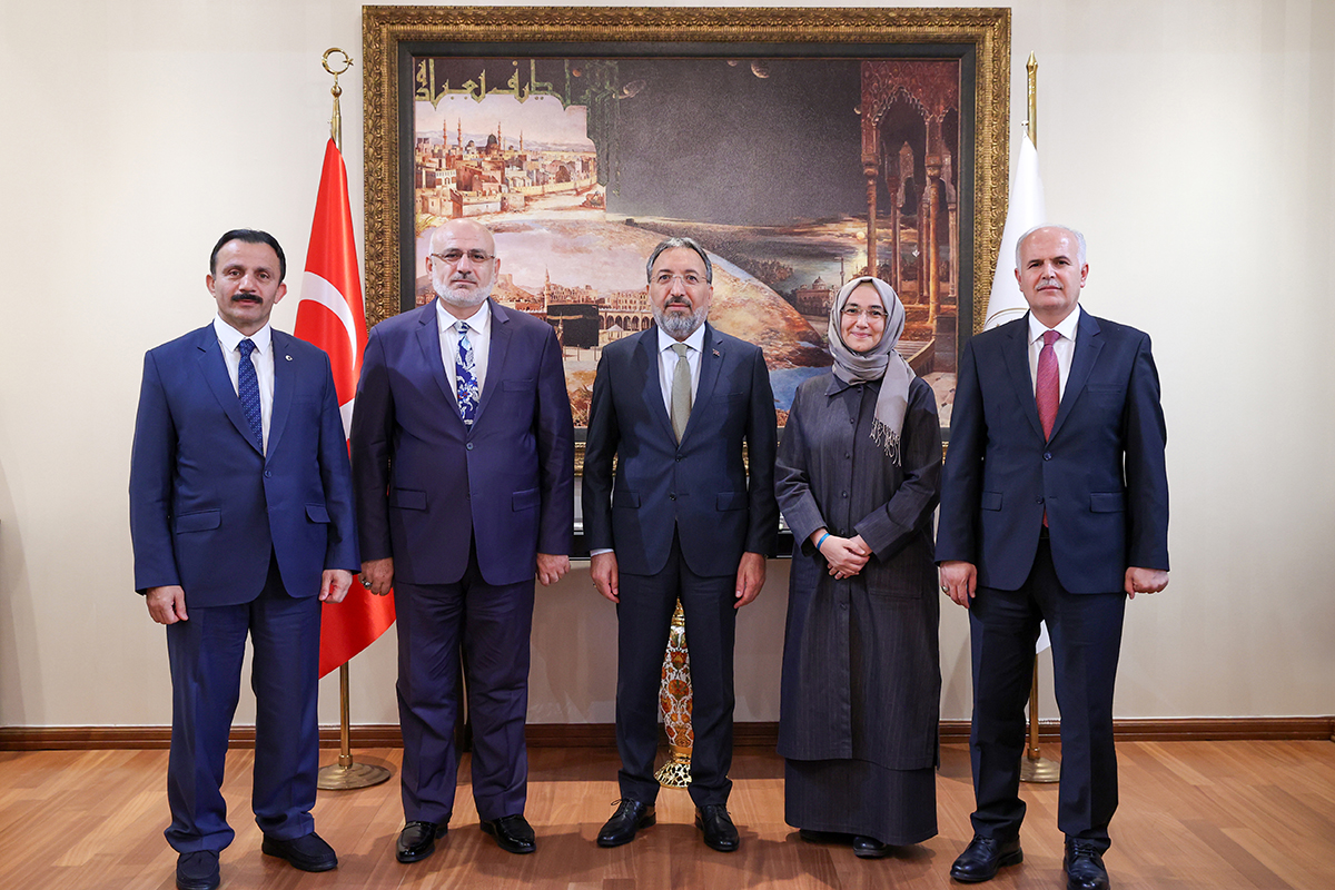 Diyanet İşleri Başkan Yardımcıları göreve başladı

Diyanet İşleri Başkan Yardımcılığına atanan Prof. Dr. Ahmet İshak Demir, Dr. Hatice Boynukalın Şenkardeşler, Dr. Hafiz Osman Şahin ve Dr. Hüseyin Hazırlar göreve başladı.

diyanet.gov.tr/tr-TR/Kurumsal…
