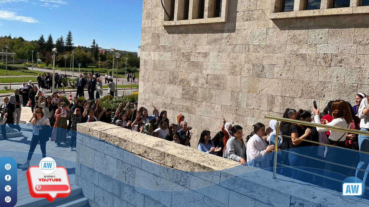 Meşa Tevgera Jinên Azad di roja 7emîn de gihişt Enqereyê û tev li civîna koma DEM Partiyê ya Meclisê bûn. Dema jin ketin Meclisê dirûşmên “Bijî Serok Apo”, “Em bi hêviyê ber bi azadiyê ve dimeşin” berz kirin.

ajansawelat.com/jin-bi-dirusma…