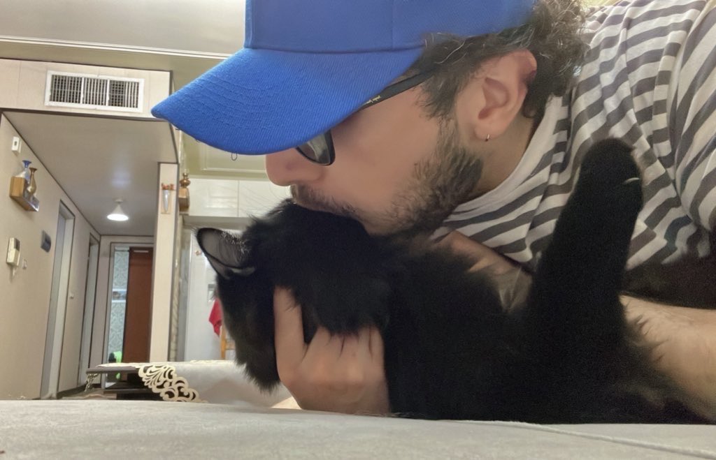 سینا tweet media