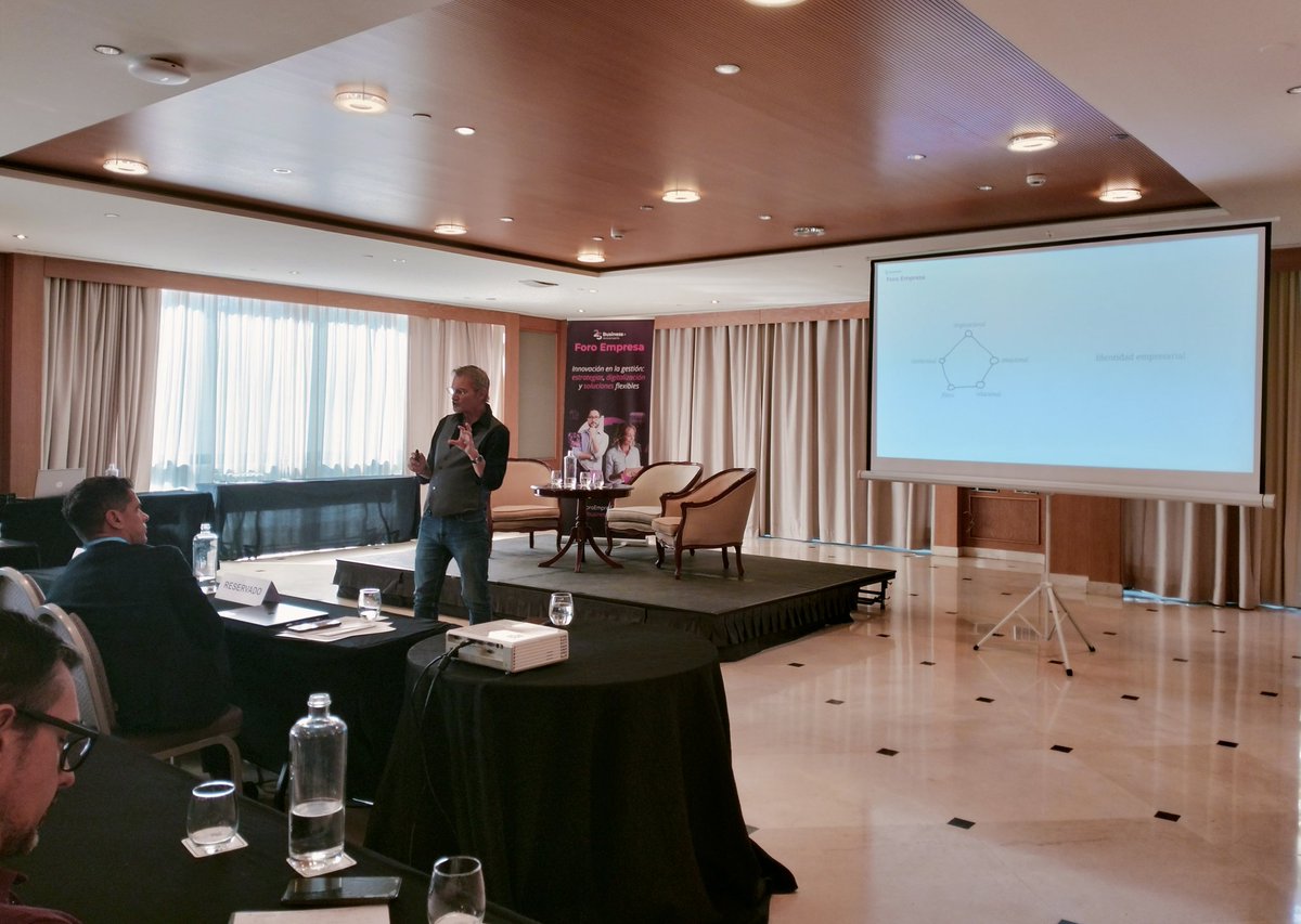 🔊 Terminamos con <a href="/ChrisBrandSmith/">Christopher Smith</a>, founder y CEO de BrandSmith donde nos expone la marca como sistema operativo de la Pyme moderna aquí en Sevilla #ForoEmpresa