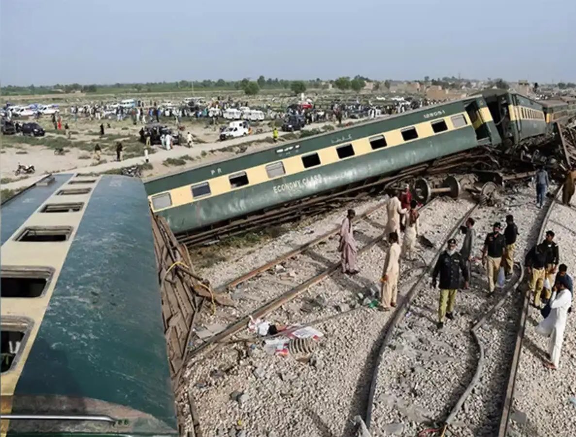 PCIPRESS_BKD's tweet photo. #JUSTIN :Multiple coaches of the Jaffar Express were derailed in Pakistan on Tuesday after a blast that occurred on a railway track in the Sindh Province.
#Pakistan #Explosion #Sindh #TrainAccident #JaffarExpress #PakistanTrain https://t.co/3igLiAzixI
