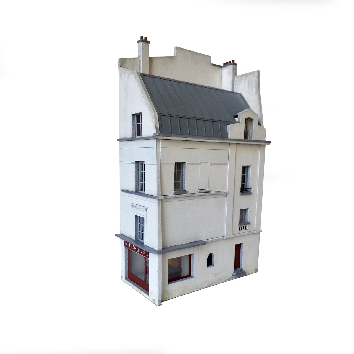 Ce petit bâtiment d’angle s’inspire d’un immeuble très ancien marquant le début de la rue Mouffetard, place de la Contrescarpe à Paris. Maquette en kit en carton découpé au laser à peindre et à monter à l’échelle Ho – 1/87. Disponible chez axelsbazar.com