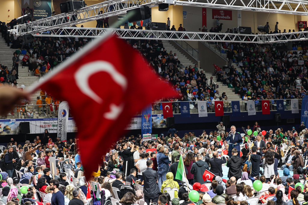 tahirbuyukakin's tweet photo. Uluslararası 15. Kocaeli Kitap Fuarı kapsamında 4.500 ebeveyn ve 4.500 çocukla birlikte tarihe geçecek bir okuma etkinliği planladık. Bu anlamlı etkinlik için Guinness Dünya Rekorları’na resmi başvuruda bulunduk. Başvurumuz onaylandı, proje yöneticimiz atandı, tüm hazırlık süreci eksiksiz ilerledi.

Ancak…
Etkinlikte okunacak kitabın Merve Gülcemal’in “Filistin Bizim” eseri olduğunu ilettiğimizde süreç bambaşka bir yola girdi. Kitap Guinness’in “Global Risk Komitesi”ne gönderildi, defalarca toplantılar talep edildi ve sonunda 26 Eylül’de gerekçe bile sunulmadan Guinness projeden çekildi.

Kocaeli Büyükşehir Belediyesi olarak geri adım atmadık. Guinness olmadan da olur, ama Gazze’siz olmaz dedik.

Ve bugün, 7 Ekim’de binlerce anne-baba ve çocuklarımızla birlikte bu büyük etkinliği gerçekleştirdik. Guinness engel çıkardı ama biz vicdanın rekorunu kırdık! Çünkü biliyoruz ki asıl rekor, zulme karşı susmayan yüreklerde saklıdır.