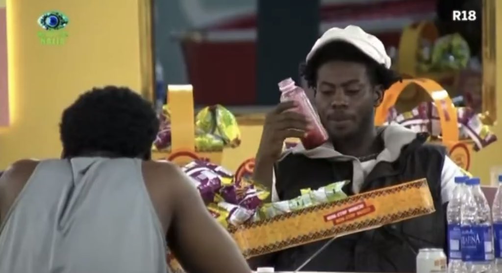 Jay_1_7's tweet photo. Koyin : If I wan catch person(Dede) I gats dey close to am or e no go dey easy to catch’ 

Me : why you wan catch your bestie ? 😂😂😂

#Bbnaija https://t.co/stodqJezNO