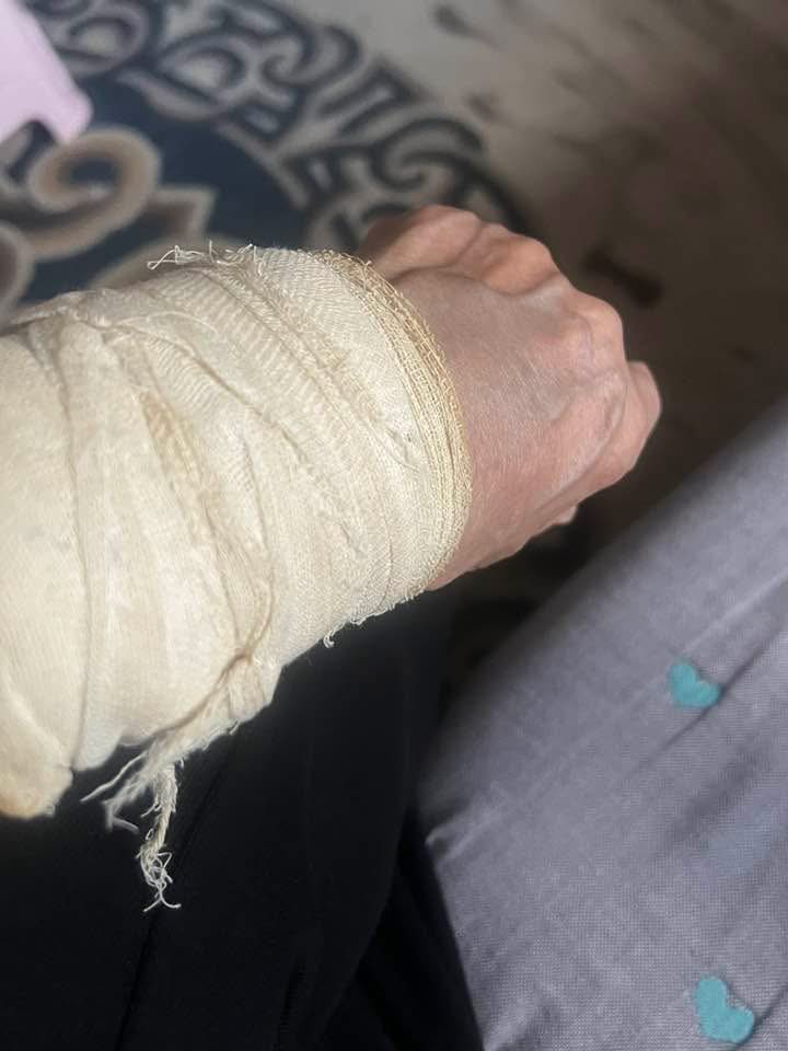 Дуу хоолойгоо нэгтгэцгээе

Скүүтерт мөргүүлчихлээ. Гэмтлийн эмнэлэгт очлоо. Манай гэмтлийн эмнэлгийн үйлчилгээ ямар сайн юм бэ. Ёстой бүх юм ном журмын дагуу хийгдэж байна. үйлчилгээний зохион байгуулалт зөв, хандаж буй байдал, мэргэжлийн ур чадвар ямар сайныг үзлээ. Хүн ч их юм.