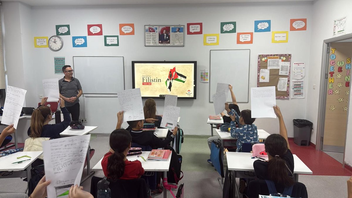 bahcesehir_k12's tweet image. Bugün Dersimiz Sadece Bir Ülke Değildi, Bir Vicdan Meselesiydi: Filistin 🇵🇸

Gazze’de çocuk, kadın ve yaşlı ayrımı yapılmaksızın uygulanan soykırıma, savaş ve yıkımın yol açtığı insanlık dramına dikkat çektik. Savaşın çocuklar üzerindeki etkilerini konuşarak, barış, adalet,…