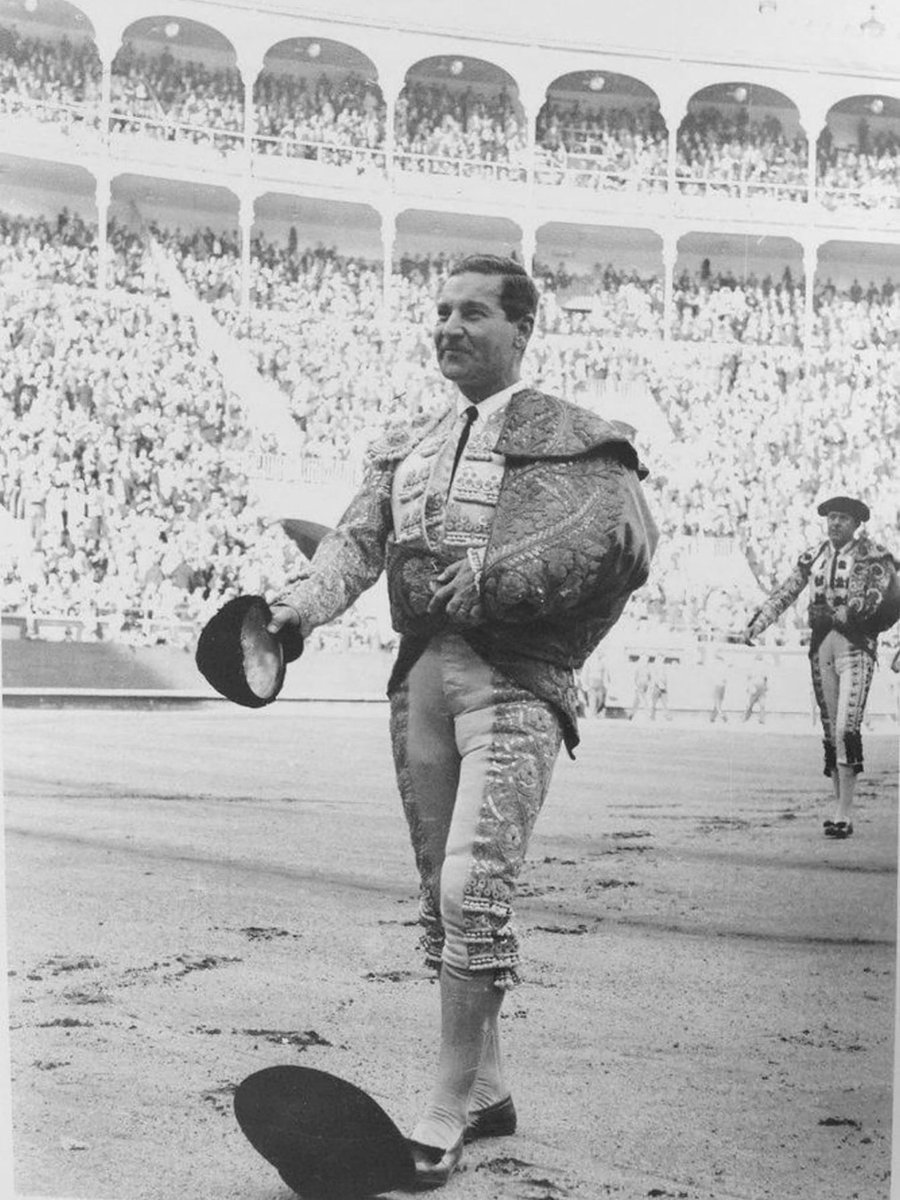 Efeméride 🔙 | Un 7 de octubre de 1975, hace hoy 50 años, 📅 falleció Antonio Bienvenida en dramáticas circunstancias. A pesar de los años transcurridos, su maestría torera y su hombría de bien, siguen siendo recordadas. 

Que Dios le tenga en su gloria ⚫️