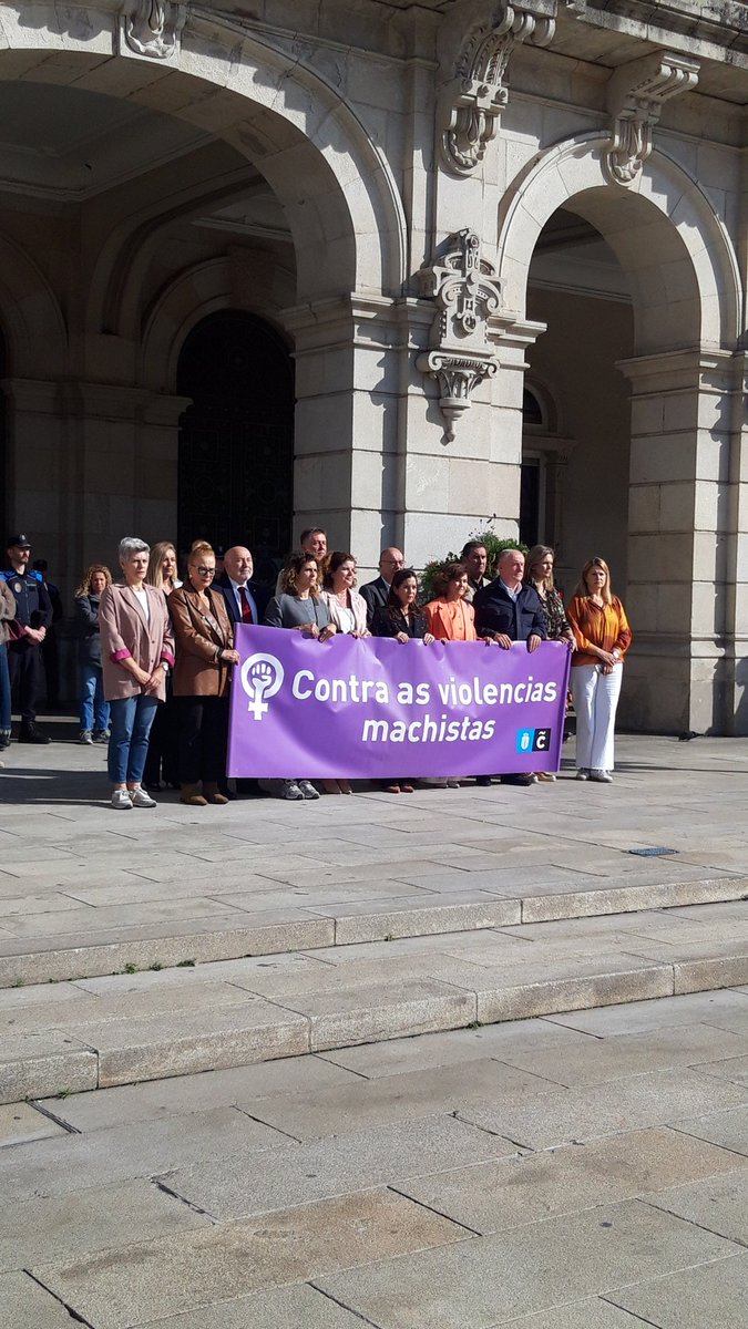 Outro minuto de silencio. Outra muller asasinada. Un #feminicidio  insoportábel #NunUnhaMenos #EstamosFartas 💜 #OMachismoMata