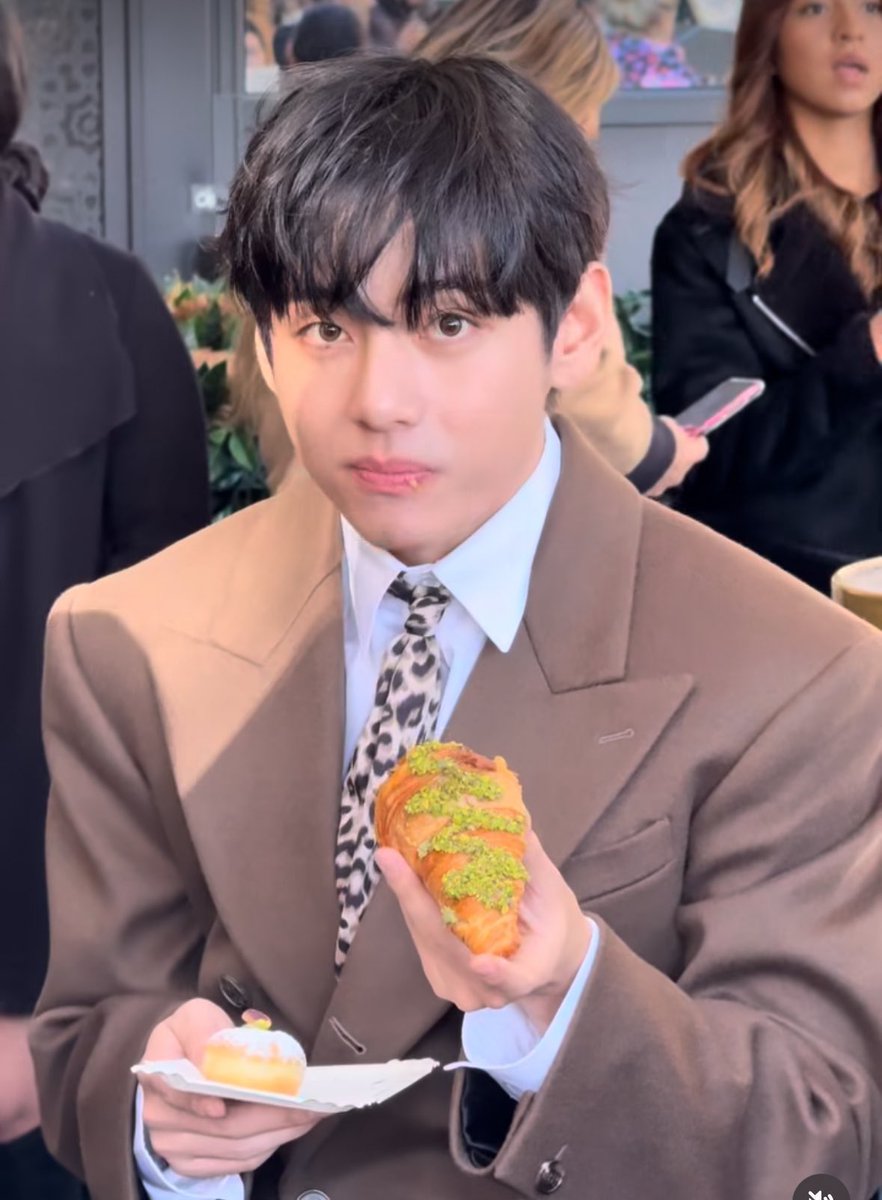 thvnewl's tweet photo. 🚨 LAST DAY OF EMV TRACKING ‼️

Let's make this go viral 1K RTs in 1 hour

Quote this tweet with your favorite Taehyung lyric 💜

TAEHYUNG TAEHYUNG
V FOR PARIS FASHION WEEK
CELINE AMBASSADOR TAEHYUNG
#TAEHYUNGxCELINE #VxCelineEte26  @celineofficial https://t.co/KrdvSM2vJr