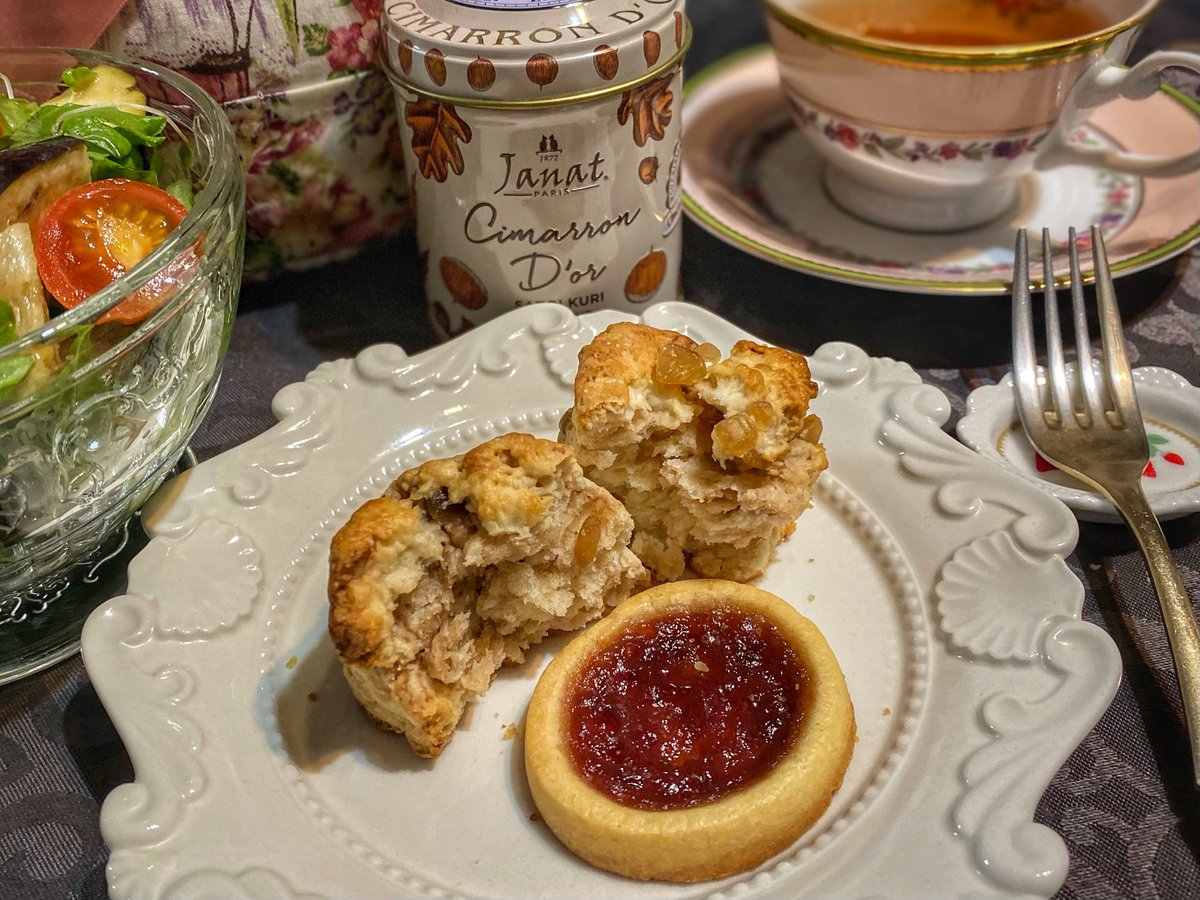 今宵のティータイム☾ ໋
🫖シマロンドール(ジャンナッツ)
🥮栗(CafeChocoTea)
🍪ラズベリー(プレフェレダマンディン)

去年飲んでハマったシマロンドール🌰栗好きに勧めたい。KALDIで買えますからね。
スコーンは栗の密度が凄くて笑った。もはや栗を食べている。最高です♡
#木漏れ日のお茶会 #茶好連