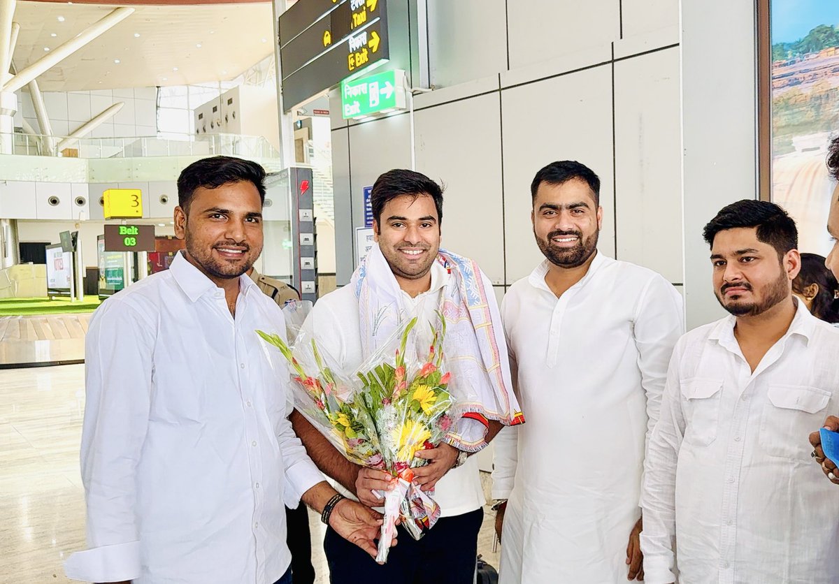 Mahaveer Gurjar (@mahaveergurjar_) on Twitter photo आज प्रभार क्षेत्र छत्तीसगढ़ में एनएसयूआई के राष्ट्रीय अध्यक्ष श्री वरुण चौधरी जी का रायपुर एयरपोर्ट आगमन पर हार्दिक स्वागत किया गया।
<a href="/varunchoudhary2/">Varun Choudhary</a> <a href="/Honeybagga_cg/">Honey Bagga</a> <a href="/nsui/">NSUI</a> <a href="/NSUICG/">NSUI Chhattisgarh</a> आज प्रभार क्षेत्र छत्तीसगढ़ में एनएसयूआई के राष्ट्रीय अध्यक्ष श्री वरुण चौधरी जी का रायपुर एयरपोर्ट आगमन पर हार्दिक स्वागत किया गया।
<a href="/varunchoudhary2/">Varun Choudhary</a> <a href="/Honeybagga_cg/">Honey Bagga</a> <a href="/nsui/">NSUI</a> <a href="/NSUICG/">NSUI Chhattisgarh</a>