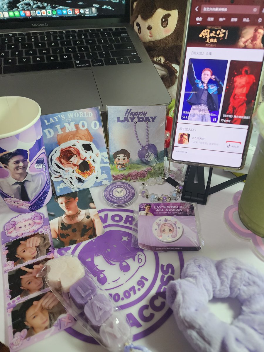 leeyeollee's tweet photo. Just in time for #LAYRockingTheBirdsNest
DAY 2! Thank you, @OnlyFor_YIXING and @cafe408_!
#LaysWorldAllAccess
#HappyLAYDay
#Grandline5inBeijing
#1007HappyLAYday
#LAY #ZhangYixing
ps. in love with the guitar pick~ ๐ https://t.co/AWgoJW7XVD