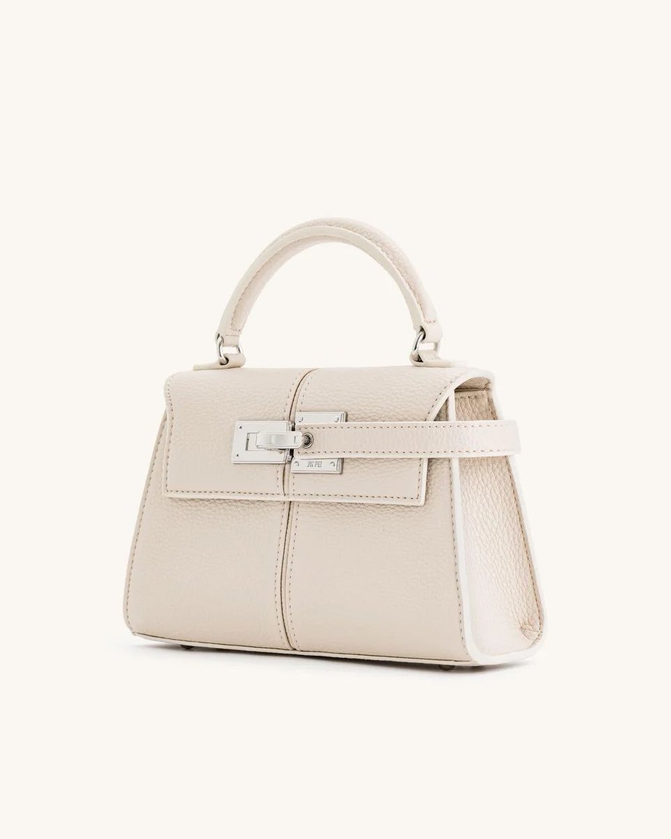 cheriecherrry_'s tweet photo. JW PEIのバッグめっっっちゃ可愛いな
高級感あるのにこれで15000円は何？ https://t.co/RTO0igeEjx