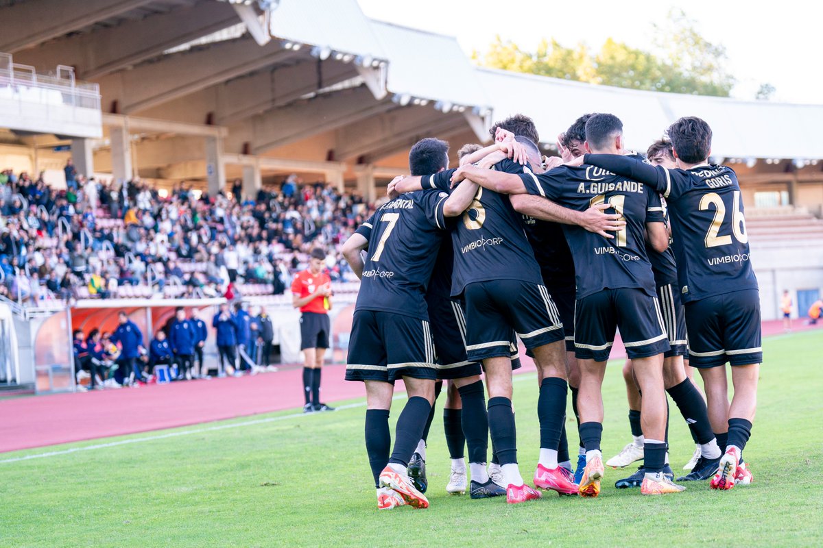 SD_Compostela's tweet photo. ⚽️ O primeiro de moitos 🩵🤍

👉 Jorge Maceira estreouse este domingo como goleador da SD Compostela

🆕 Unha cabezada para abrir a conta goleadora do Compos no partido e a súa propia na Tempada 25/26

📸 @nacho_castano_

#ComposSilva https://t.co/93dT1LVTXI