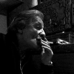 affan dede'ye para saydım
sattı bana çocukluğumu
artık ne yaşım var ne adım
bilmiyorum kim olduğumu
hiçbir şey sorulmasın benden
haberim yok olan bitenden