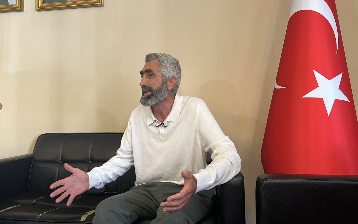 Sumud’un araç olduğunu ifade eden Sinan Akılotu, asıl amaç olan Gazze’ye yoğunlaşmak ve oradaki İsrail zulmünü durdurmak için birşeyler yapmak gerektiğini vurguladı.

Yolculuk ve esaret boyunca karşılaştıkları zorlukları anlatmaktan haya ettiğini dile getiren Akılotu, maruz
